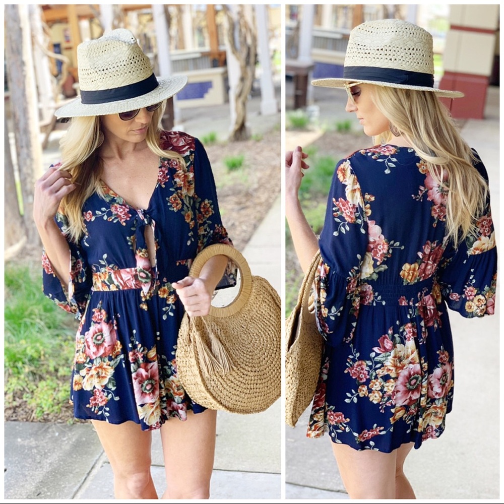 ✨LAST ONE✨Navy floral tie front romper - Picture 3 of 4